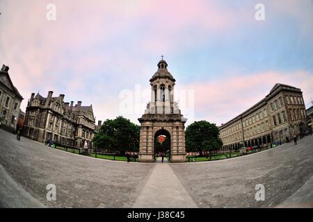 Das Campanile auf dem Campus Viereck des Trinity College in Dublin, in der Nähe von Sonnenuntergang, Wolken vor der Dämmerung absteigend auf die Stadt. Dublin, Irland. Stockfoto