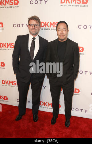 New York, USA. 28. April 2017: Designer Derek Lam (R) und Ehemann Jan-Hendrik Schlottmann besuchen die 11. jährliche DKMS "Big Love" Gala im Cipriani Wal Stockfoto