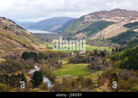 Blick vom Corrieshalloch Schlucht in Braemore Wald in Richtung Loch Broom Stockfoto