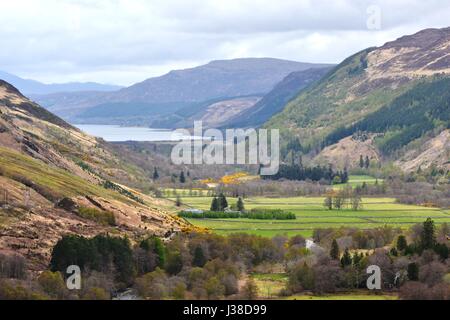 Blick vom Corrieshalloch Schlucht in Braemore Wald in Richtung Loch Broom Stockfoto