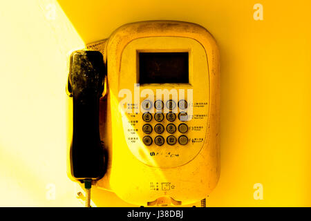 Gelbe Telefonzelle in Peking. Mandarin Charakter. Stockfoto