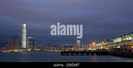 Hong Kong Großhandel Gemüsemarkt in Kennedy Town und das International Commerce Centre, ICC, Hong Kong, China. Stockfoto