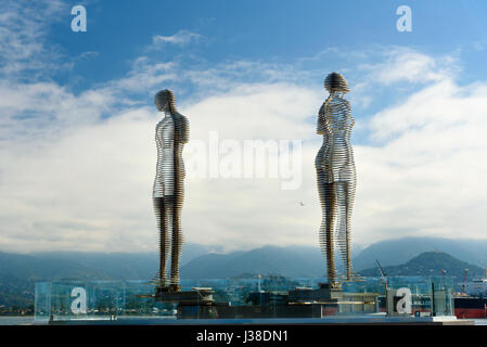 Batumi, Georgien - 4. Oktober 2016: Bewegliche Skulptur Ali und Nino. Statue der ewigen Liebe und Verständnis zwischen den Nationen. Es ist Werk des georgischen ar Stockfoto