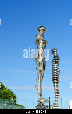 Batumi, Georgien - 4. Oktober 2016: Bewegliche Skulptur Ali und Nino. Statue der ewigen Liebe und Verständnis zwischen den Nationen. Es ist Werk des georgischen ar Stockfoto