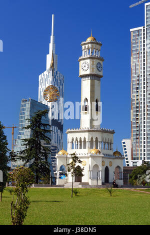 Batumi, Georgien - 4. Oktober 2016: Wolkenkratzer in Wunder-Park. Gebäude mit kleinen Riesenrad, Turm, Radisson Blu Hotel und Chacha Stockfoto