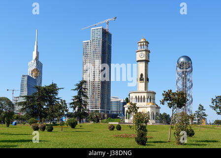 Batumi, Georgien - 4. Oktober 2016: Wolkenkratzer in Wunder-Park. Gebäude mit kleinen Riesenrad, Radisson Blu Hotel und Chacha Turm, alphabetische Tow Stockfoto