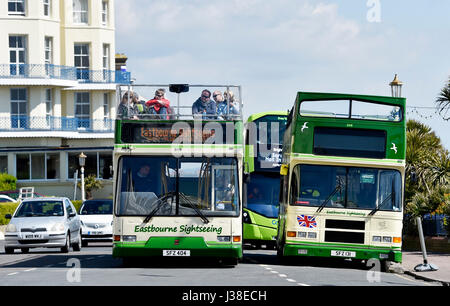 Eastbourne-Sightseeing-Busse an der Küste East Sussex UK Foto genommen von Simon Dack Stockfoto