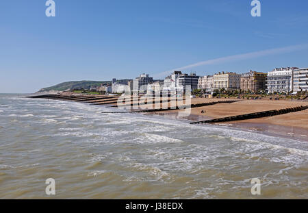 Blick entlang Eastbourne Küste East Sussex UK Foto genommen von Simon Dack Stockfoto