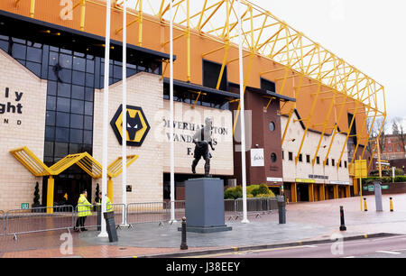 Billy Wright Statue und Stand im Molineux Stadium Zuhause der Wolverhampton Wanderers Wolverhampton West Midlands UK Stockfoto