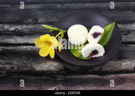 Japanisches Dessert, dampfgegart Reis Mehl Kuchen Füllung süße rote Bohnen auf japanische Modellplatte. Stockfoto