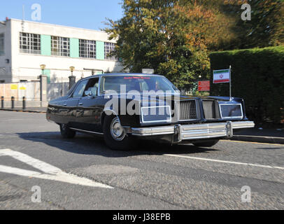 Kugelsicheren und Kugel beschädigt Chrysler Imperial, Mitgliedern der iranischen königlichen Familien in während der islamischen Revolution 1979 floh Stockfoto