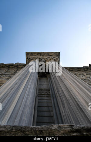 Zwei große Säule in der Perspektive an einem sonnigen Tag. Stockfoto
