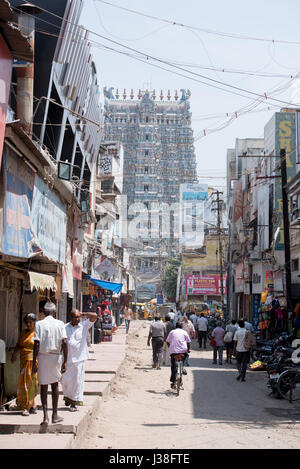 Straße zum Meenakshi-Tempel in Madurai, Indien