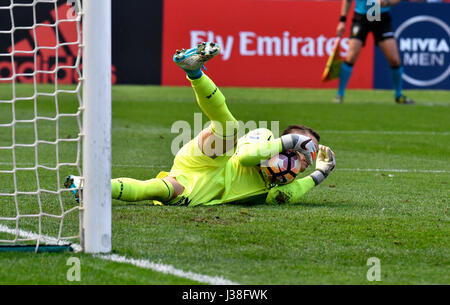 Fußball-Torwart rettet den Ball während eines Profi-Spiels, in Italien. Stockfoto