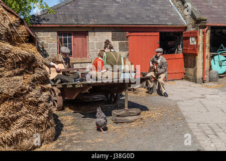 Jungen und Mädchen verkleidet und unterhaltsamen Besucher auf dem Bauernhof bei Beamish Museum,Co.Durham,England,UK Stockfoto