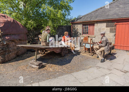 Jungen und Mädchen verkleidet und unterhaltsamen Besucher auf dem Bauernhof bei Beamish Museum,Co.Durham,England,UK Stockfoto