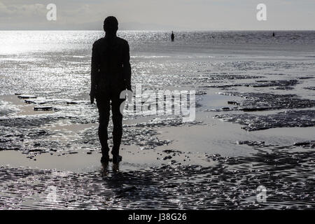 Sir Antony Gormley "Woanders" Statuen, Crosby Beach, Sefton, Merseyside, England Stockfoto