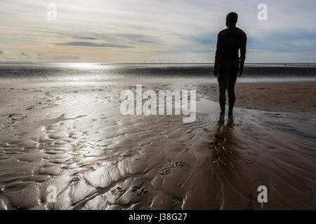 Sir Antony Gormley "Woanders" Statuen, Crosby Beach, Sefton, Merseyside, England Stockfoto