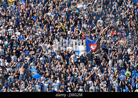 Atalanta's Fußballfans jubeln im Stadion in Bergamo, Italien. Stockfoto