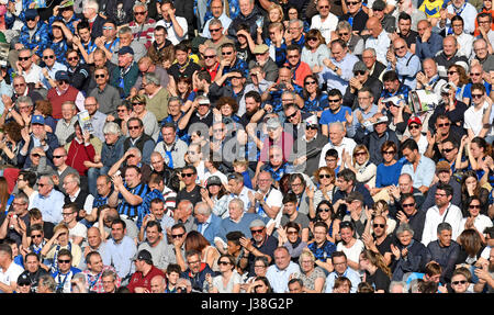 Atalanta's Fußballfans jubeln im Stadion in Bergamo, Italien. Stockfoto