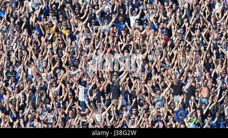 Atalanta's Fußballfans jubeln im Stadion in Bergamo, Italien. Stockfoto