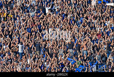 Atalanta's Fußballfans jubeln im Stadion in Bergamo, Italien. Stockfoto