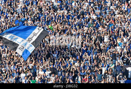 Atalanta's Fußballfans jubeln im Stadion in Bergamo, Italien. Stockfoto