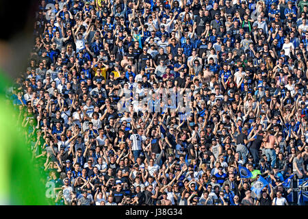 Atalanta's Fußballfans jubeln im Stadion in Bergamo, Italien. Stockfoto