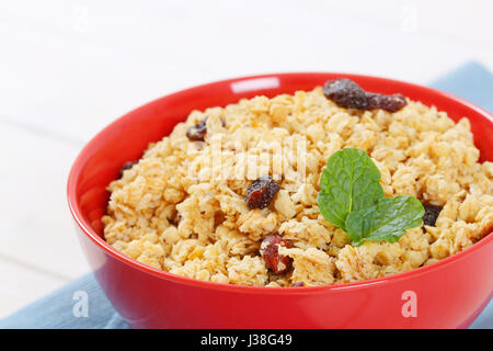 Schüssel von Müsli mit Haselnüssen und Rosinen - Nahaufnahme Stockfoto