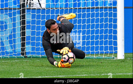 AC Mailand Torwart, Gianluigi Donnarumma rettet den Ball während eines Fußballspiels, im san siro Stadion, in Mailand. Stockfoto