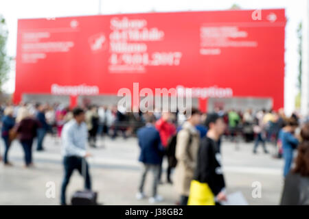 Verschwommener Blick des Besuchers auf der internationalen Designmesse Salone del Mobile, in Mailand, Italien. Stockfoto