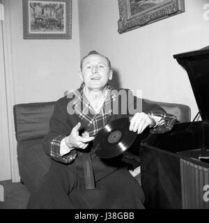 Bourvil (geborene André Raimbourg) in seiner Wohnung Boulevard Suchet in Paris, um 1955-1956. Foto Georges Rétif De La Bretonne Stockfoto