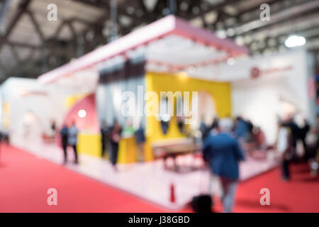 Verschwommener Blick des Besuchers auf der internationalen Designmesse Salone del Mobile, in Mailand, Italien. Stockfoto