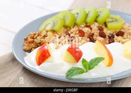 Teller mit Müsli mit Joghurt und frischem Obst - Nahaufnahme Stockfoto