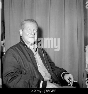 Französischen Schauspieler Jean Gabin während einer Make-up-Session am Set eines Films. c.1956-1957 Foto Georges Rétif De La Bretonne Stockfoto