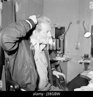 Französischen Schauspieler Jean Gabin während einer Make-up-Session am Set eines Films. c.1956-1957 Foto Georges Rétif De La Bretonne Stockfoto