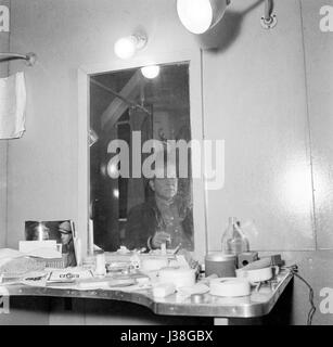 Französischen Schauspieler Jean Gabin während einer Make-up-Session am Set eines Films. c.1956-1957 Foto Georges Rétif De La Bretonne Stockfoto