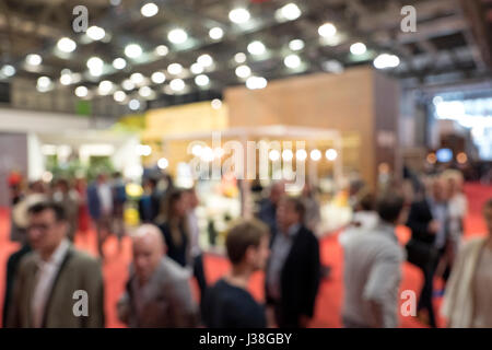 Verschwommener Blick des Besuchers auf der internationalen Designmesse Salone del Mobile, in Mailand, Italien. Stockfoto