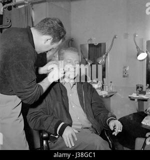 Französischen Schauspieler Jean Gabin während einer Make-up-Session am Set eines Films. c.1956-1957 Foto Georges Rétif De La Bretonne Stockfoto