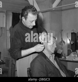 Französischen Schauspieler Jean Gabin während einer Make-up-Session am Set eines Films. c.1956-1957 Foto Georges Rétif De La Bretonne Stockfoto