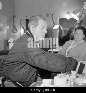 Französischen Schauspieler Jean Gabin während einer Make-up-Session am Set eines Films. c.1956-1957 Foto Georges Rétif De La Bretonne Stockfoto