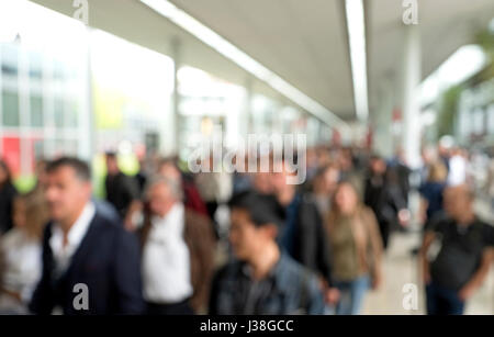 Verschwommener Blick des Besuchers auf der internationalen Designmesse Salone del Mobile, in Mailand, Italien. Stockfoto