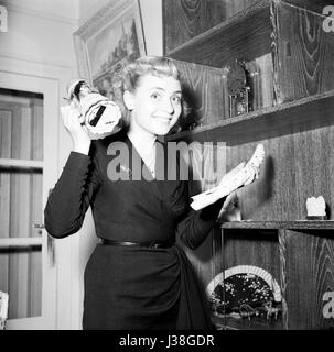 Annie Cordy, zu Hause in Paris. c.1956 Foto Georges Rétif De La Bretonne Stockfoto