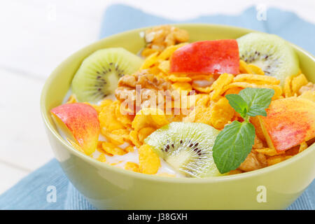 Schüssel Cornflakes mit Milch und frischem Obst - Nahaufnahme Stockfoto