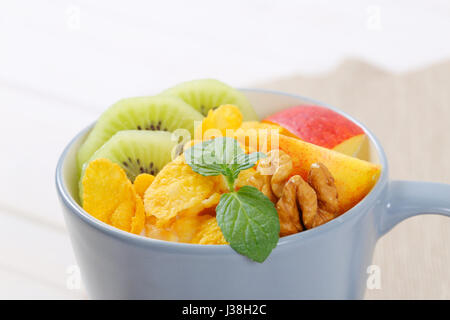 Tasse Mais Flocken mit Milch und frischem Obst - Nahaufnahme Stockfoto