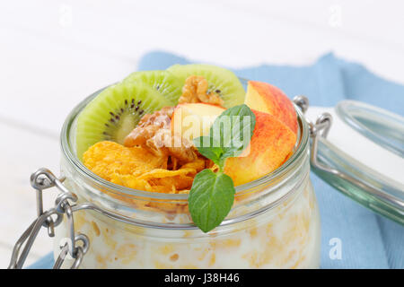 Cornflakes mit Milch und frischen Früchten JAR - Nahaufnahme Stockfoto