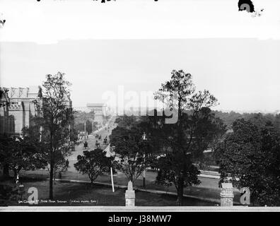 Dieses historische Bild zeigt die College Street in Hyde Park, Sydney, aus der Powerhouse Museum Collection. Sie spiegelt die architektonischen Merkmale, das Layout und die Atmosphäre der Straße während ihrer bedeutsamen Zeit in der australischen Geschichte wider. Stockfoto