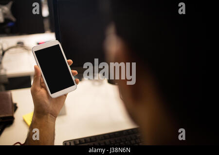 Bild des Kaufmanns halten Handys im Büro beschnitten Stockfoto