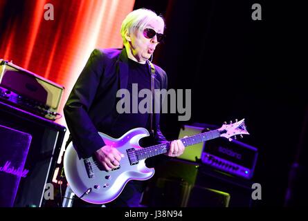 Chris Stein von Blondie führt auf der Bühne im Roundhouse, London, um ihr neues Album Bestäuber zu fördern. Stockfoto