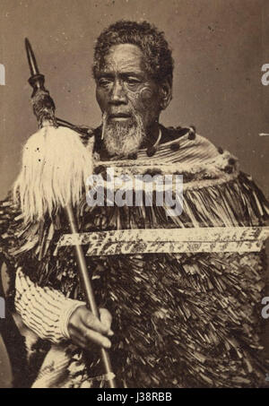 Ein Foto eines Maori-Küchenchefs mit einer Taiaha, einer traditionellen Maori-Waffe, aufgenommen 1998, die die Kultur und die kulinarische Kunst der Maori repräsentiert. Stockfoto